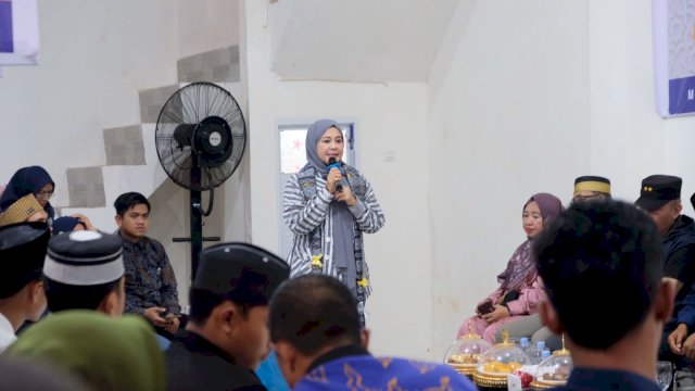MERESMIKAN. Wakil Bendahara Umum DPP Partai NasDem, Fatmawati Rusdi meresmikan Posko Pemenangan pasangan AMIN Kabupaten Takalar, Sabtu (30/12/2023).