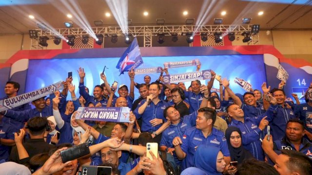 KONSOLIDASI. Ketua Umum Partai Demokrat Agus Harimurti Yudhoyono (AHY) di tengah-tengah pengurus Partai Demokrat Sulsel di Hotel Claro, Jumat (29/12/2023) malam.