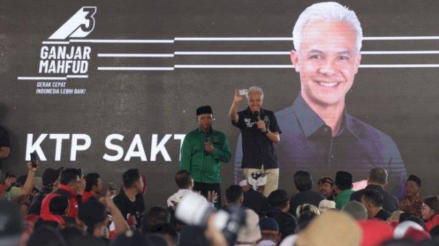 SAKTI. Calon presiden nomor urut 3 Ganjar Pranowo meluncurkan program unggulan Satu Kartu Terpadu Indonesia atau KTP Sakti di Lapangan Bangsalan, Kecamatan Teras, Kabupaten Boyolali, Jawa Tengah, Sabtu (30/12/2023).
