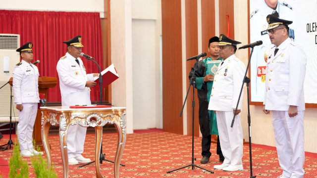 Pj Gubernur Sulsel, Bahtiar Baharuddin, melantik Junaedi sebagai Pj Bupati Jeneponto dan Basra sebagai Pj Bupati Sidrap, di Aula Tudang Sipulung Rumah Jabatan Gubernur, Minggu, 31 Desember 2023.