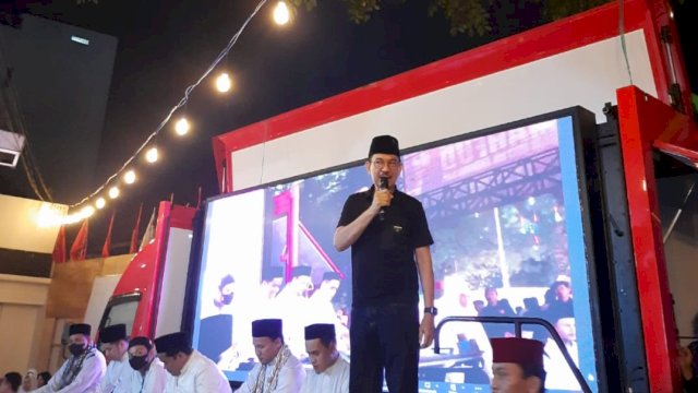 DZIKIR. Ketua PDI Perjuangan Sulawesi Selatan, Andi Ridwan Wittiri memberikan sambutan pada malam dzkir dan doa bersama di Sekretariat Pemenangan Ganjar-Mahfud Sulsel, Minggu (31/12/2023) malam.