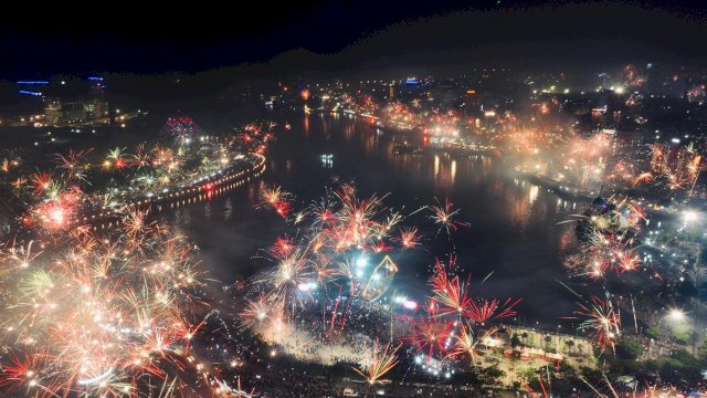 Sambut Tahun 2024, Atraksi Water Dance Hebohkan Warga Makassar