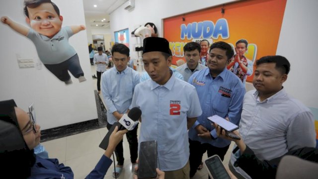 TAHUN BARU. Tim Kampanye Nasional (TKN) Pemilih Muda (Fanta) Prabowo-Gibran menyambut tahun baru 2024 di Markas TKN Fanta HQ, Jakarta, Minggu (31/12/2023).