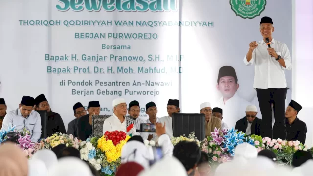 Calon Presiden Nomor Urut 3, Ganjar Pranowo  pada silaturahmi dengan masyayikh di Pondok Pesantren An Nawawi, Berjan, Purworejo, Jawa Tengah, Minggu (31/12/2023).
