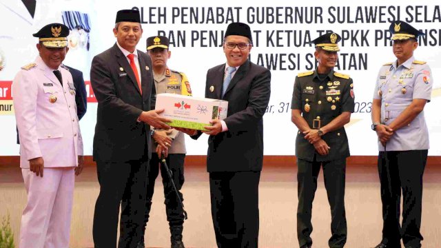 BANTUAN.Wali Kota Makassar Moh Ramdhan Pomanto menerim bantuan bibit cabai di sela-sela acara pelantikan dua pj bupati, di Aula Tudang Sipulung Rujab Gubernur Sulsel, Minggu (31/12/2023).