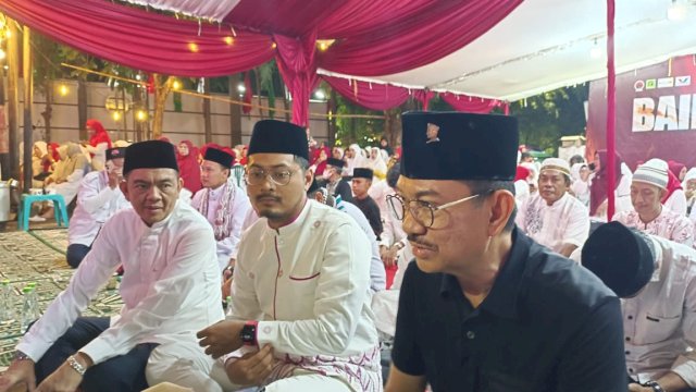 Dewan pengarah TPD Sulsel Ganjar-Mahfud, Ridwan Andi Wittiri bersama Ketua TPD dr Udin Malik saat menghadiri acara dzikir dan doa bersama di Kantor TPD, Jalan Jenderal Sudirman, Makassar. Foto/Portalmedia