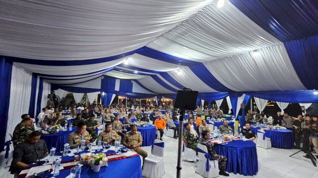 MONITORING. Kapolri bersama Menko PMK, Menteri Perhubungan, Panglima TNI, Kepala BNPB, dan kepala BMKG, menggelar meeting monitoring sitkamtibmas malam pergantian tahun 2024.