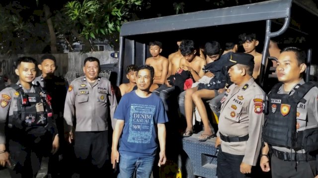 
22 pemuda saat akan diamankan ke Mapolsek Rappocini usai melakukan gangguan Kamtibmas. Ist