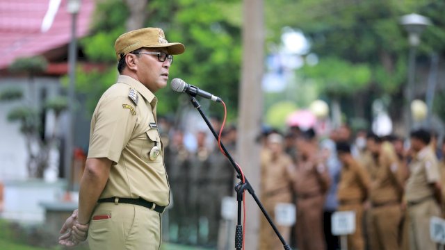 AWAL TAHUN. Wali Kota Makassar Moh Ramdhan Pomanto memimpin apel pagi hari pertama kerja pasca libur Tahun Baru 2024, di Halaman Kantor Balai Kota Makassar, Selasa 2 Januari 2024.