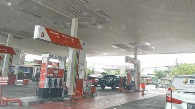 TURUN. Salah satu SPBU di Kota Makassar. PT Pertamina (Persero) resmi mengubah harga Bahan Bakar Minyak (BBM) jenis non subsidi per 1 Januari 2024.
