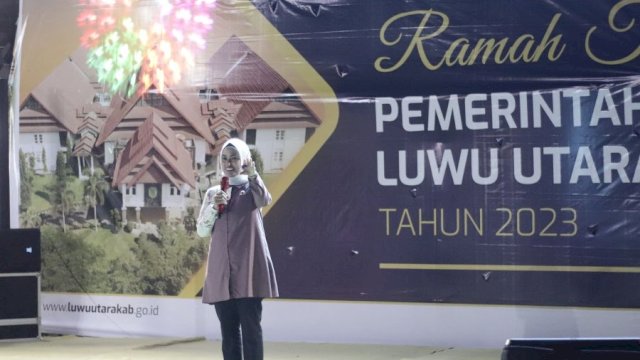 RAMAH TAMAH. Bupati Kabupaten Luwu Utara (Lutra) Indah Putri Indriani saat menyampaikan sambutan pada Malam Ramah Tamah Pemerintah Kabupaten Luwu Utara di Halaman Rujab Bupati.
