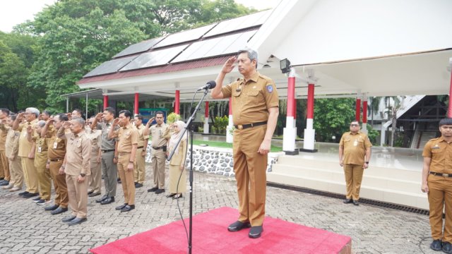 Penjabat Sekretaris Daerah Provinsi Sulawesi Selatan, Andi Muhammad Arsjad, menjadi pembina Apel pagi di Lingkup Pemprov Sulsel di Lapangan Upacara Kantor Gubernur Sulsel, Selasa, 2 Januari 2024.
