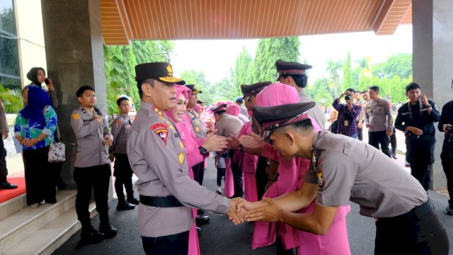 Kapolda Sulsel Irjen Pol Andi Rian R Djajadi memimpin langsung upacara kenaikan pangkat lingkup Polda Sulsel. Ist
