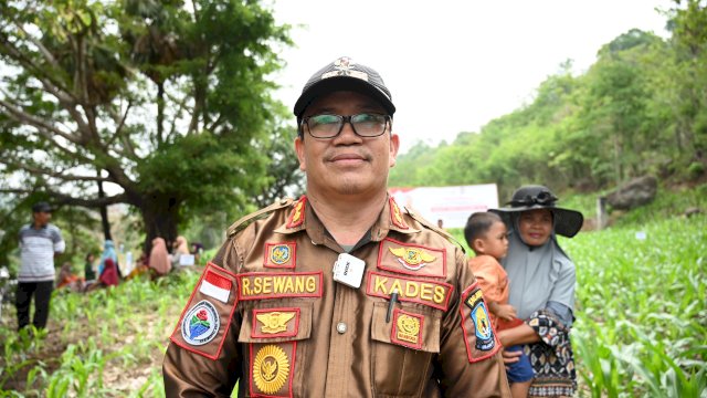 Kepala Desa Tanjonga, Rajamuda Sewang.