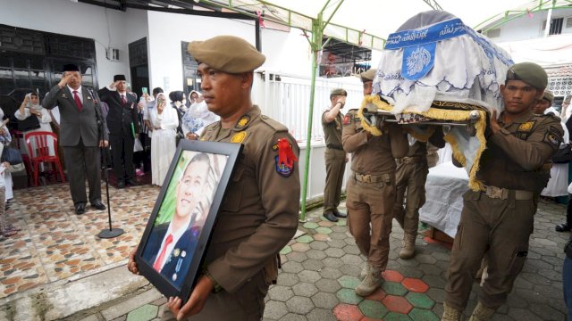 Penjabat Sekretaris Daerah Provinsi Sulawesi Selatan, Andi Muhammad Arsjad bertindak sebagai Pembina Upacara Pelepasan Jenazah Almarhum Muhammad Rizal Tolinggi di rumah duka di Jalan Amirullah, Kota Makassar, Senin (2/1/2024).