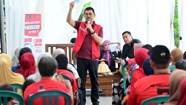SOSIALISASI. Ketua PDIP Sulsel yang juga Legislator DPR RI PDIP Ridwan Andi Wittiri (ARW) saat melakukan sosialisasi di Inspeksi Kanal Maradekaya, Bara-Baraya, Kota Makassar.