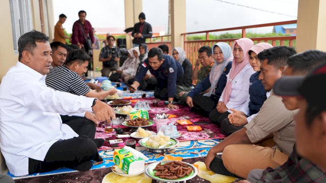 Pj Gubernur Sulsel Bahtiar Baharuddin makan bersama sambil berdiskusi dengan kelompok tani di Tinggimoncong.