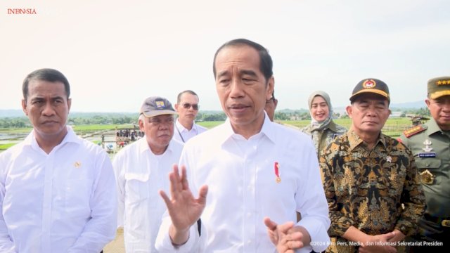 Keterangan Pers Presiden Jokowi Usai Penanaman Padi Bersama di Kecamatan Kalibogor, Kabupaten Banyumas, Provinsi Jawa Tengah.