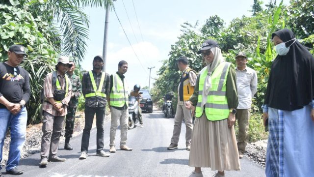 MENINJAU. Bupati Kabupaten Luwu Utara, Indah Putri Indriani saat meninjau peningkatan ruas Makumpa-Sassa. 
