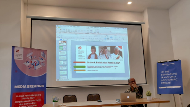 RILIS SURVEI. Lembaga Indonesia Political Expert (IPE) terhadap elektoral tiga pasangan capres dan cawapres menjelang puncak Pemilu 2024. Pasangan Ganjar Pranowo-Mahfud MD berada di posisi teratas.
