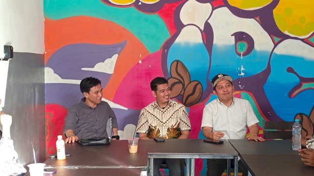 Pengusaha sukses berdarah Bone Andi Fahrul Amsal (pakai topi) saat menjadi pembicara bersama aktivis mahasiswa di Makassar. Foto/Portalmedia