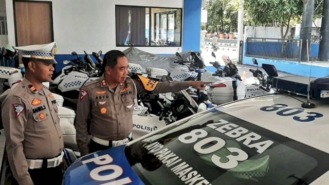 Kepala PJR Ditlantas Polda Sulsel AKBP Astu, melakukan pengecekan lampu rotator. Ist