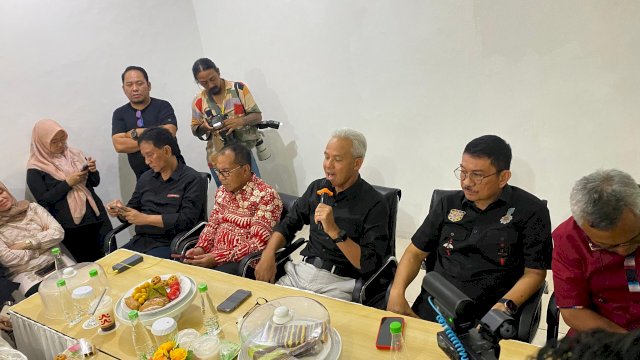 MENGUAT. Calon Presiden Ganjar Pranowo diapit Ketua PDIP Sulsel Ridwan Andi Wittiri dan Wali Kota Makassar Mohammad Ramdhan Pomanto di Sekretarita TPD Ganjar-Mahfud di Makassar, beberapa waktu lalu.