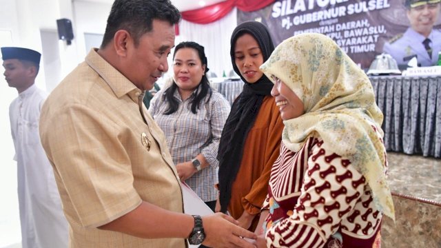 BANTUAN. Penjabat (Pj) Gubernur Sulsel, Bahtiar Baharuddin menyerahkan bantuan  peralatan  ke pelaku UMKM.