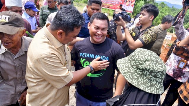 KEREN. Penjabat Gubernur Sulawesi Selatan (Sulsel), Bahtiar Baharuddin bersama salah satu Petani Muda Keren Batara Guru Kabupaten Luwu Timur.