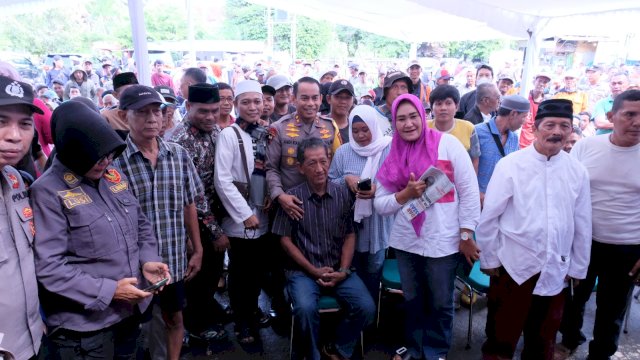 JAYA/UPEKS

JAGA KAMTIBMAS. Kepala Polda Sulsel Irjen Polisi Andi Rian R Djajadi, turun langsung terima aspirasi warga melalui program Jumat Curhat di Warkop Pacarita, Jalan WR Supratman, Kelurahan Bulogading, Kecamatan Ujungpandang Kota Makassar, Jumat (05/01/2024).