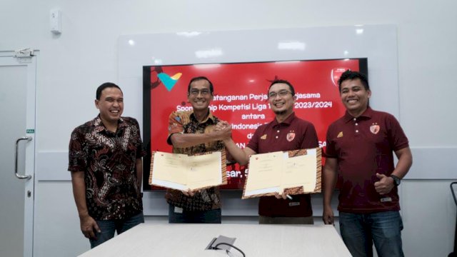 
Suasana Penandatanganan MoU Sponsoship PT Vale Indonesia dengan PSM Makassar sebagai bentuk dukungan talenta sepak bola lokal. Foto: Ansar Siga
