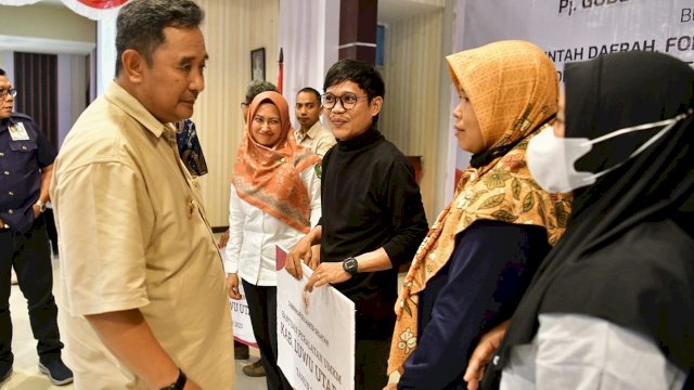 BANTUAN. Penjabat Gubernur Sulawesi Selatan (Sulsel), Bahtiar Baharuddin, menyerahkan satu unit bantuan armada Pemadam Kebakaran (Damkar) kepada Pemerintah Kabupaten Luwu Utara. 