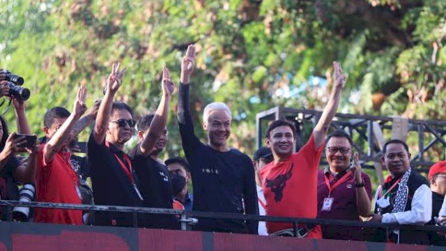 SUDAH SIAP. Calon Presiden Ganjar Pranowo saat menghadiri jalan sehat di Kota Makassar. Ganjar sudah siap menghadapi debat capres, besok.
