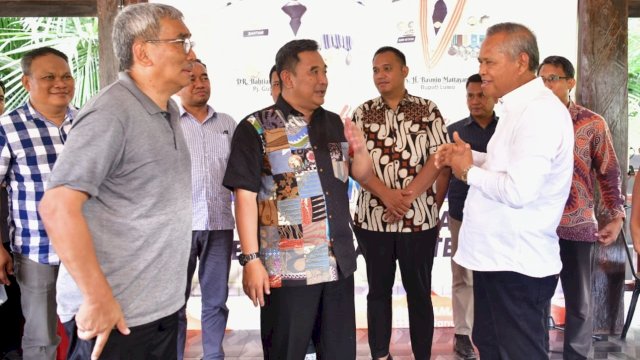 SILATURAHMI. Pj Gubernur Sulsel bersama Bupati Luwu, Basmin Mattayang, di sela Silaturahmi dengan Bupati, Forkopimda dan jajaran Pemerintah Kabupaten Luwu, di Rest Area Wisata Kuliner Kamanre, Sabtu (6/1/2024).