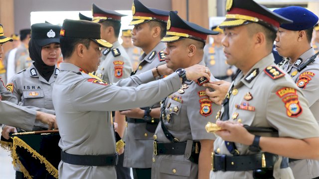 SERTIJAB. Kepala Kepolisian Daerah (Kapolda) Sulsel, Irjen Polisi Andi Rian R Djajadi, melantik empat Kapolres di Aula Andi Mappaoddang Mapolda Sulsel, Sabtu (6/1/2024).