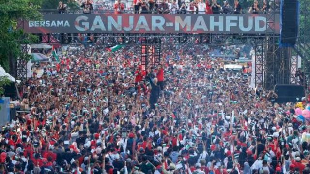 SANTAI. Ganjar Pranowo di tengah ribuan massa jalan sehat di Makassar, beberapa waktu lalu.