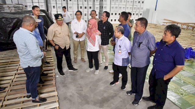 GUDANG.Penjabat Gubernur Sulawesi Selatan (Sulsel), Bahtiar Baharuddin meninjau Gudang Logistik KPU Lutra di Jalan Sultan Hasanuddin, Kelurahan Bone, Kecamatan Masamba.