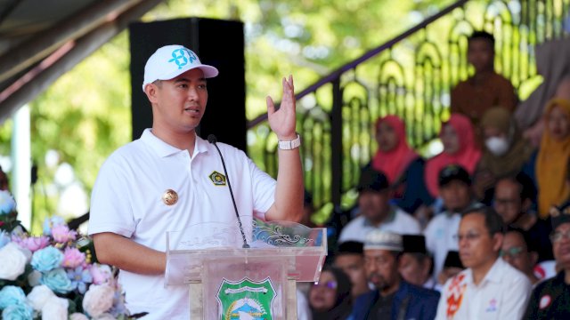 Bupati Pangkep Yusran Lalogau pada Peringatan Hari Amal Bakti (HAB) Tingkat Provinsi Sulsel, yang dipusatkan di Lapangan Citra Mas, Kabupaten Pangkep, Minggu, 7 Januari 2024.
