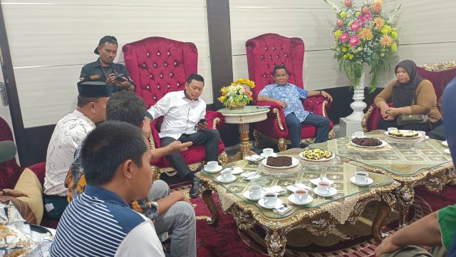 Mukhtar Tompo bersama para pedagang Pasar Karisa menemui Pj Bupati Jeneponto Junaedi.