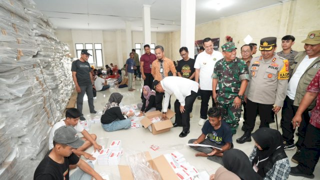 Pj Gubernur Sulsel Bahtiar Baharuddin melihat langsung proses melipat kertas suara di Gudang Logistik KPU Pangkep.
