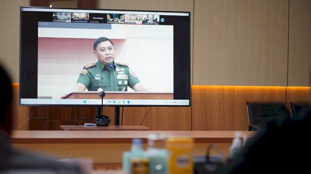 
Pj Wali Kota Parepare Akbar Ali beserta pejabat dari Forkopimda melakukan vidcon bersama Pangdam Hasanuddin.