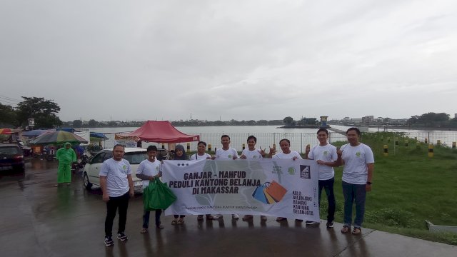 Relawan Ganjar-Mahfud di Makassar Edukasi Warga Pentingnya Pengurangan Kantong Plastik
