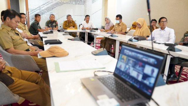 Penjabat Sekretaris Daerah Provinsi Sulsel, Andi Muhammad Arsjad, mengikuti Rapat Koordinasi Pengendalian Inflasi Daerah yang dipimpin oleh Menteri Dalam Negeri RI, Muhammad Tito Karnavian secara virtual di Toraja Room, Kantor Gubernur Sulsel, Senin 8 Januari 2024.