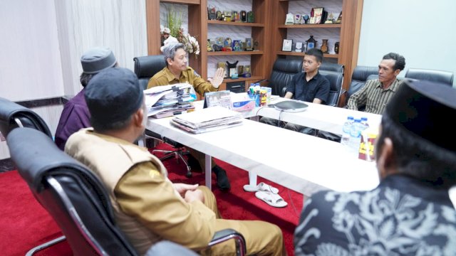 Andi Muhammad Arsjad saat menerima kunjungan Kepala Desa Tana Toro, Kecamatan Pitu Riase, Kabupaten Sidrap, Abdullah Paba, bersama para Kepala Dusun di Desa Tana Toro, di Ruang Rapat Sekda Sulsel, Senin, 8 Januari 2024.