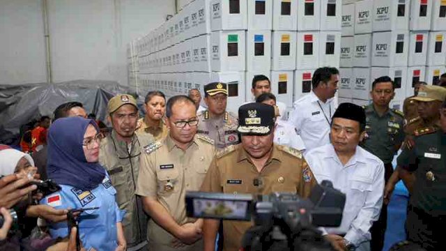 SUDAH MATANG. Wali Kota Makassar Mohammad Ramdhan Pomanto bersama Pj Gubernur Sulsel Bahtiar Baharuddin, KPU Sulsel juga Bawaslu Sulsel dan Forkopimda terkait ikut meninjau lokasi Gudang Logistik Pemilu Kota Makassar di Jl Ir Sutami, Senin (08/01/2023).