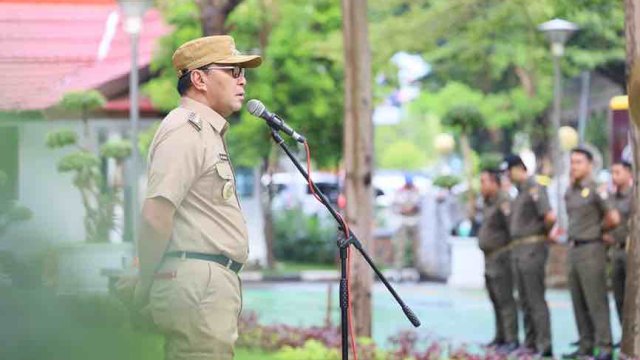 APEL.  Wali Kota Makassar Mohammad Ramdhan Pomanto saat memimpin Apel Pagi lingkup Pemerintah Kota Makassar di Halaman Kantor Balai Kota.