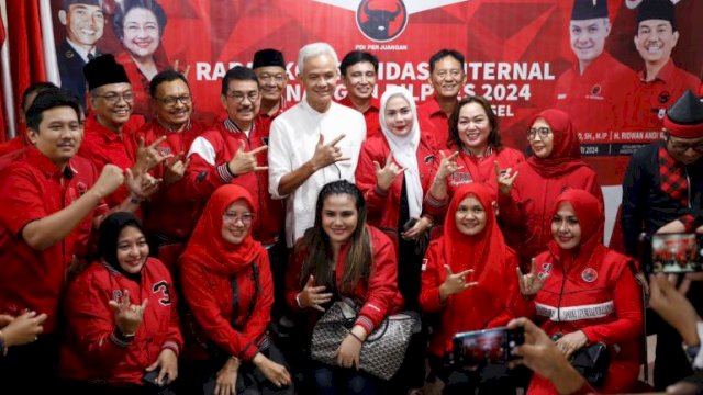 BANTENG SULSEL. Calon Presiden RI Ganjar Pranowo bersama pengurus PDIP Sulsel, beberapa waktu lalu.