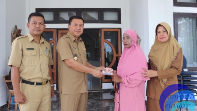 SANTUNAN. Bupati Kepulauan Selayar Muhammad Basli Ali menyerahkan santunan kepada ahli waris empat warga Selayar korban meninggal bencana kapal tenggelam. 