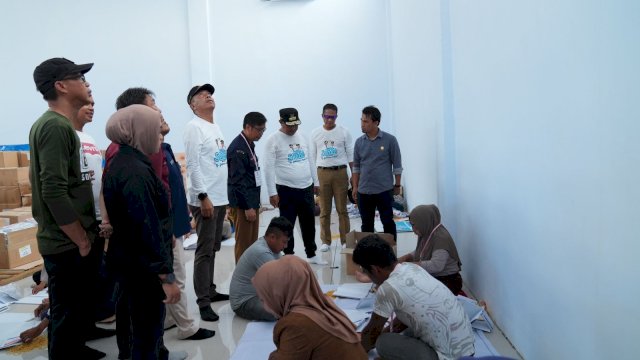 Penjabat Gubernur Sulsel, Bahtiar Baharuddin, memastikan surat suara Pemilu 2024 di KPU Kota Parepare sudah lengkap.