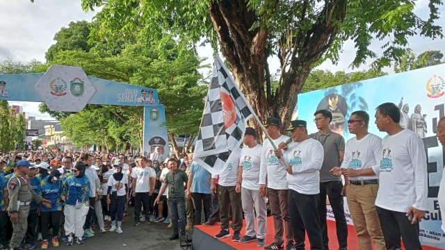 Sembari Jalan Sehat Bareng Warga Parepare, Akbar Ali dan Pj Gubernur Kunjungi Pasar Lakessi